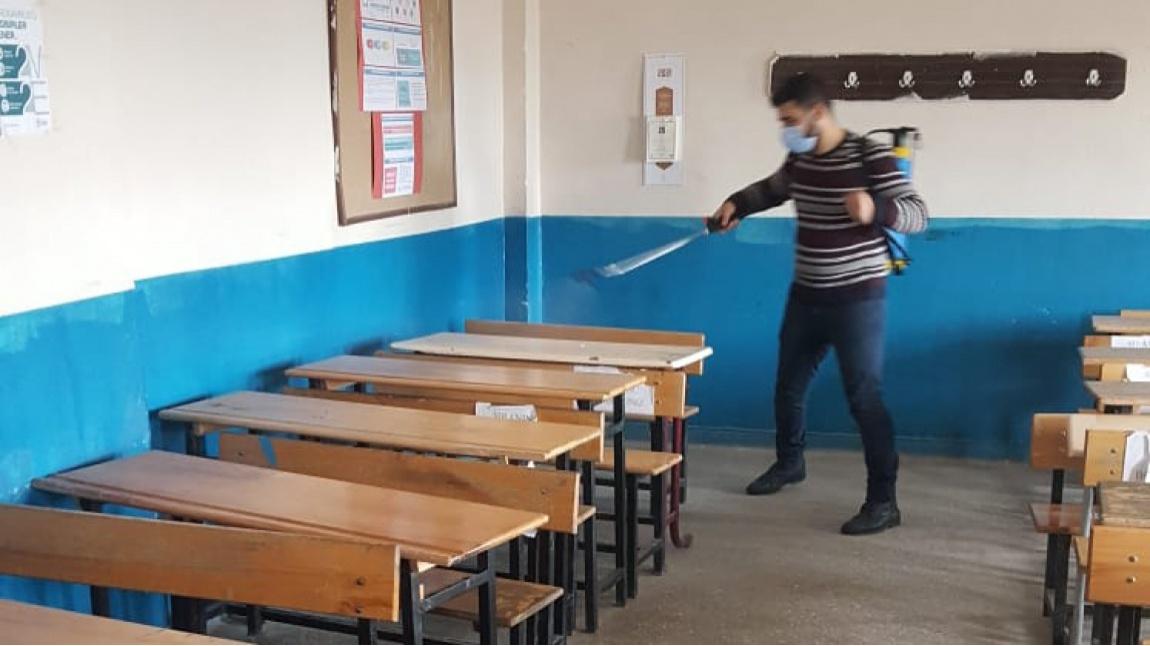 COVID-19 salgınına karşı okulumuzda özel ekipmanlarla temizlik ve ilaçlama çalışmaları